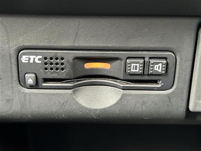 【ETC】有料道路を利用する際に料金所で停止することなく通過できる、ETC車載器（ノンストップ自動料金収受システム機器）が装備されています。セットアップを行うことで利用可能になります。