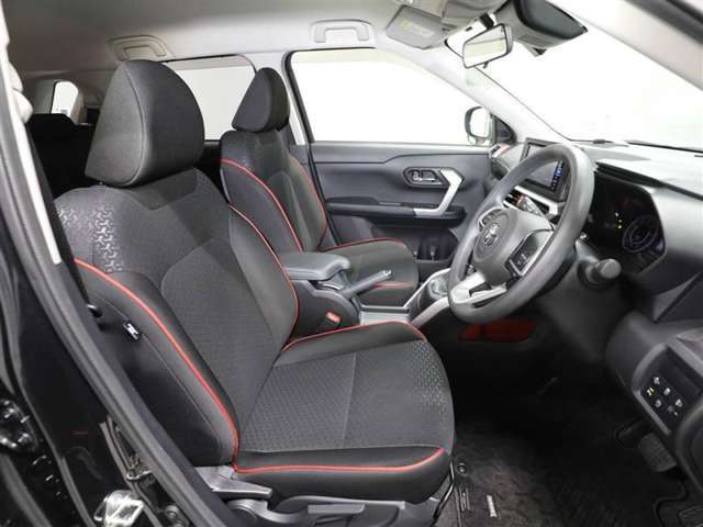 ゆったり室内で運転もしやすいです♪使い勝手の良い配置も考えられています！！