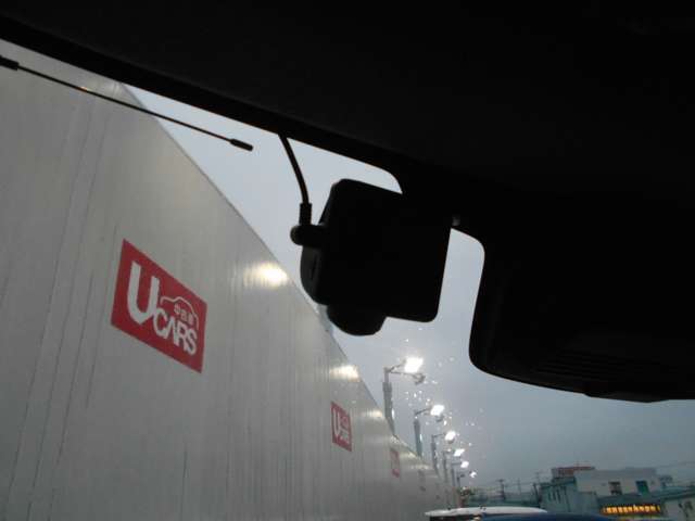 社外ドライブレコーダーついてます