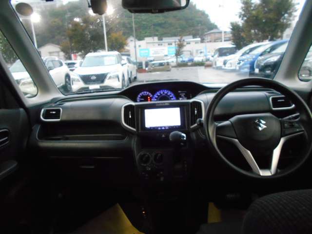 視界広々で運転しやすいインパネ