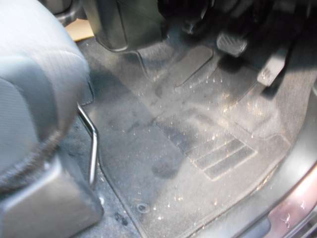 運転席フロアカーペット