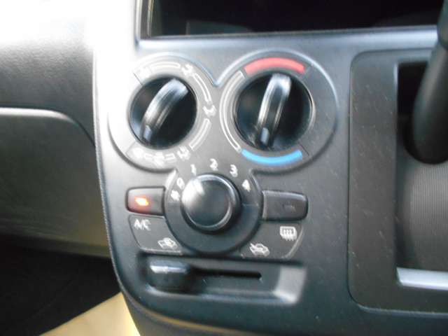 シンプル操作で使いやすいCVTシフトノブ・簡単便利なマニュアルエアコン