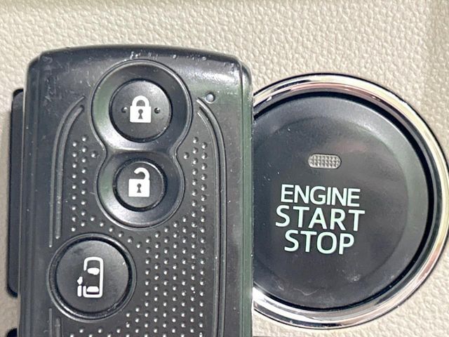 【キーフリーシステム】カバンやポケットに入れたままでもドアの施錠・解錠が可能なスマートキーを装備。エンジンのオン・オフ時もカギを取り出す必要が無いからとっても便利です♪