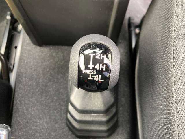 2WD/4WDの切り替えもこのレバーを操作するだけで簡単です。ご納車時には説明も致しますのでご安心ください。