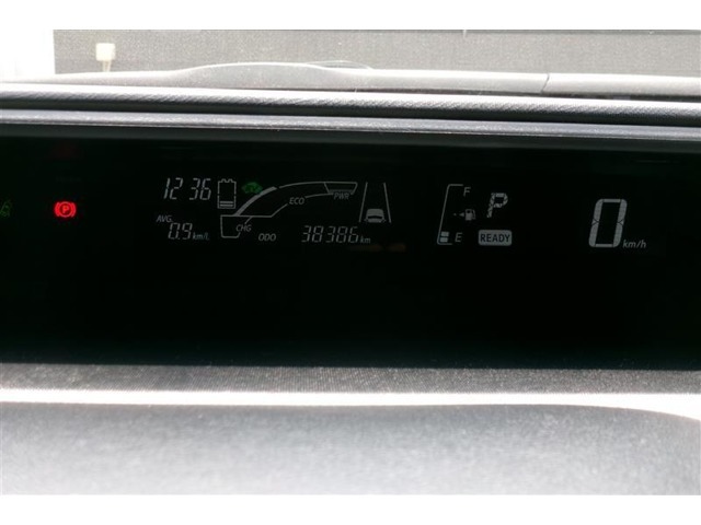 とっても見やすいメーターです。夜間時はラグジュアリーな気分にさせてくれる照明が魅力ですので、夜のドライブも楽しみになりますよ♪