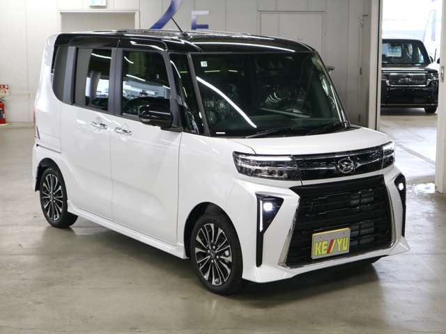 雨が降ってもゆったりと車選びができる全天候型立体展示場！エスカレーター完備！