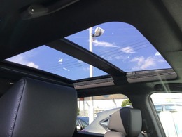 室内空間をさらに気持ち良く。スイッチ操作で天井部がスライドし、広大なサンルーフが出現。ガラス部は更に電動で開閉でき、チルトアップ機構も備えています♪