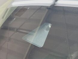 【スマートブレーキサポート】走行中に前方の車両等を認識し、衝突しそうな時は警報とブレーキで衝突回避と被害軽減をアシスト。より安全にドライブをお楽しみいただけます。