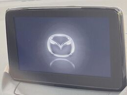 【マツダコネクトナビ】車内の雰囲気にマッチした一体型タイプのナビ。各種車輌設定やBluetooth再生等、様々な機能が楽しめます。直感的なダイヤル操作が可能で、使い勝手も良好です。