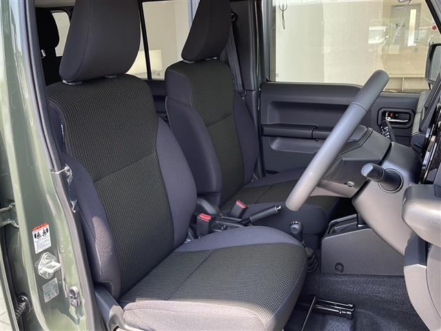 【運転席】座り心地が良いシートなので長時間の運転でも快適にお過ごしいただけます。新品のフロアマットのご注文も可能です。掲載箇所以外にご希望の写真がございましたらお気軽にお問い合わせ下さい。