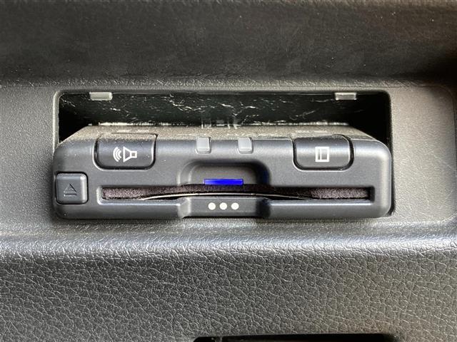 【ETC】有料道路を利用する際に料金所で停止することなく通過できる、ETC車載器（ノンストップ自動料金収受システム機器）が装備されています。セットアップを行うことで利用可能になります。