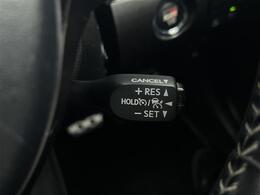 【レーダークルーズコントロール】アクセルを踏まなくても、設定した速度で走行できます！先行車との車間距離を適切に維持する追従走行の機能も有しています。機能には限界があるためご注意ください。