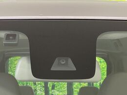 【エマージェンシーブレーキ】走行中に前方の車両等を認識し、衝突しそうな時は警報とブレーキで衝突回避と被害軽減をアシスト。より安全にドライブをお楽しみいただけます。