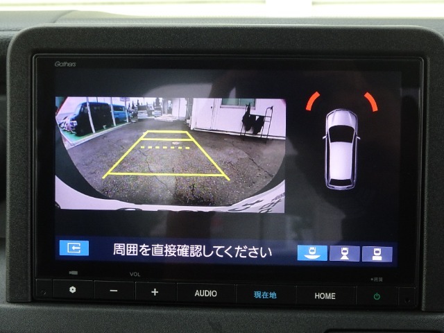 リアカメラが装備されております。シフトレバーをRに入れると、自動的にナビ画面に後方視界が映し出されます。ガイドラインが表示されるので距離が分かり易くなっております。