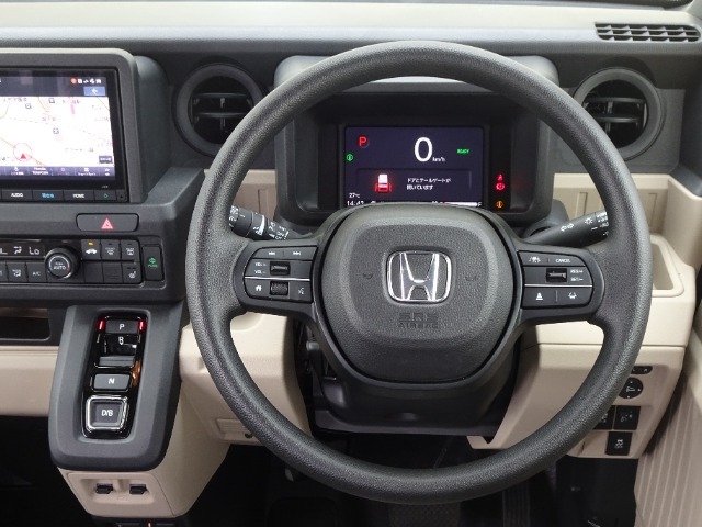 運転席ステアリング周りの画像です。操作しやすいスイッチの配置で運転負荷の低減まで考えたデザインを採用しています。