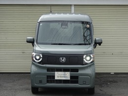 LEDヘッドライトを点灯させた画像です。従来のハロゲンヘッドランプと比べ、省電力、長寿命、大光量のヘッドライトです。より遠くまで明るく照らし、夜間や降雨時などの走行安全性に寄与いたします。