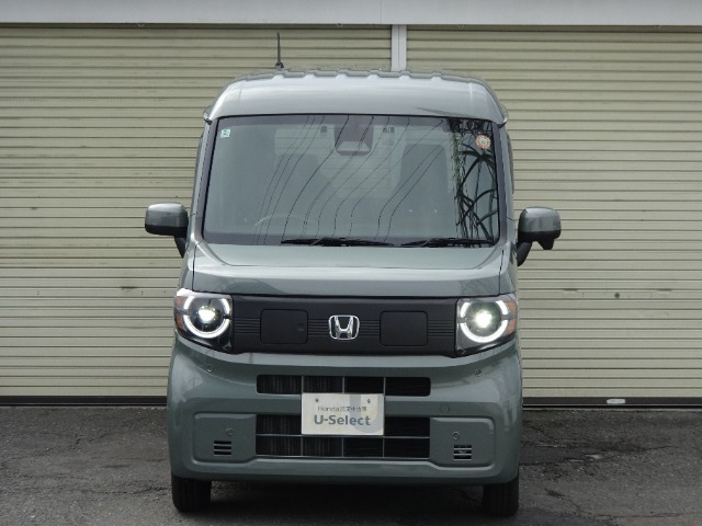 LEDヘッドライトを点灯させた画像です。従来のハロゲンヘッドランプと比べ、省電力、長寿命、大光量のヘッドライトです。より遠くまで明るく照らし、夜間や降雨時などの走行安全性に寄与いたします。