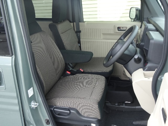 室内クリーニング施工済みの運転席は状態も良く、上下に高さを調整できるハイトアジャスターも装備しています。