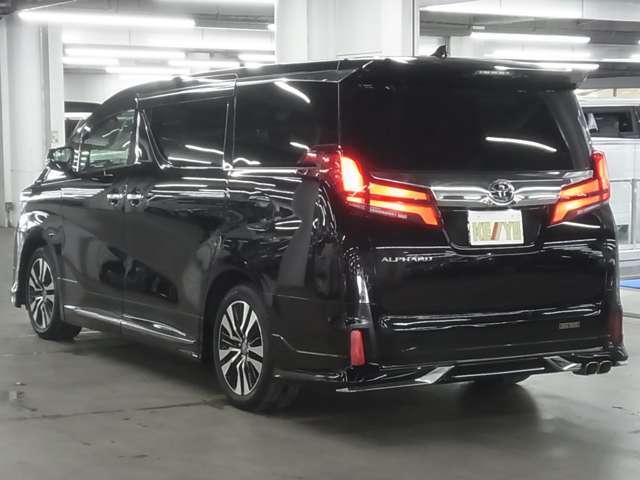 雨が降ってもゆったりと車選びができる全天候型立体展示場！エスカレーター完備！