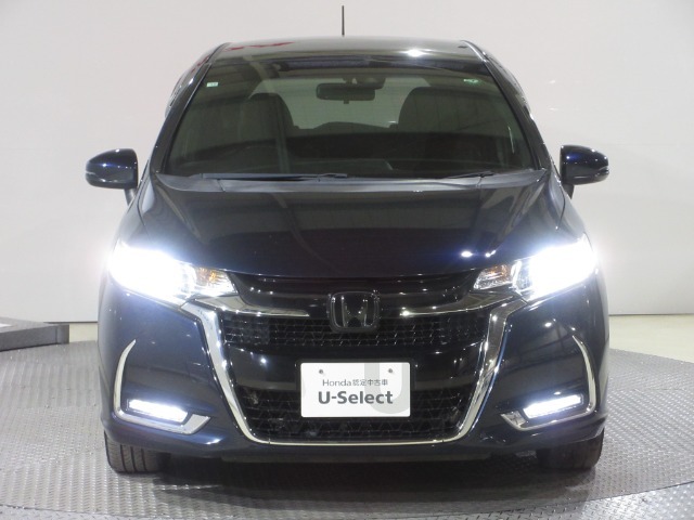 ハロゲンより明るく、より遠くまでさらなる安心感のあるLEDヘッドライトを採用。照射軸の上下方向を自動調整するオートレベリング機構、点灯忘れも防止できるオートライトコントロール機構付きです。