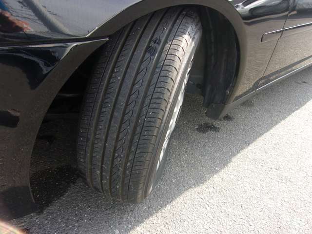 フロントのタイヤと純正ホイールです。ホイールは4本共に目立つような傷も無く良好な状態です。タイヤの残り溝も有り、まだまだご使用して頂けます！