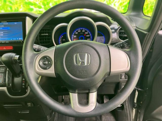 WECARSの展示場では実際に見て、触ってお車をお選びいただけます！知識の豊富な営業スタッフが様々なカーライフをご提案いたします！