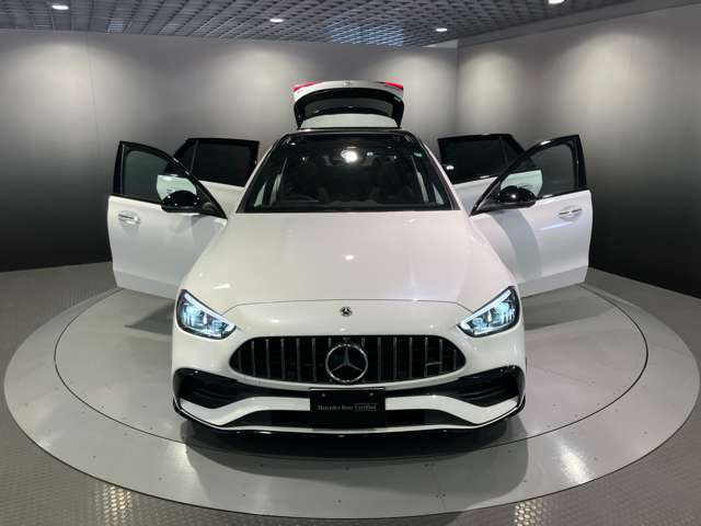 フロントグリル中央に大きく輝くスリーポインテッドスター。メルセデスベンツならではのステータスを強く感じる事ができます