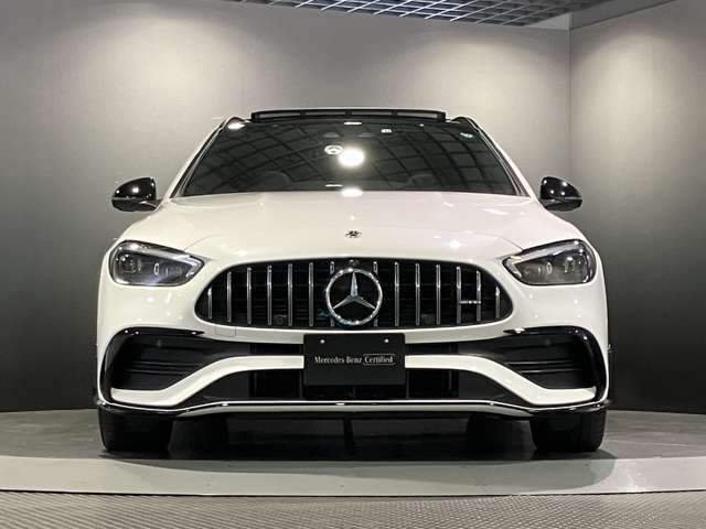 フロントグリル中央に大きく輝くスリーポインテッドスター。メルセデスベンツならではのステータスを強く感じる事ができます