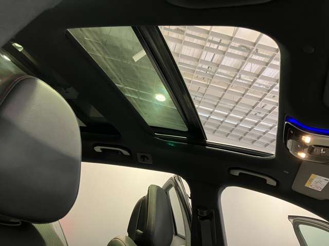 パノラミックルーフで明るい車内と開放感あるドライブをお楽しみいただけます。
