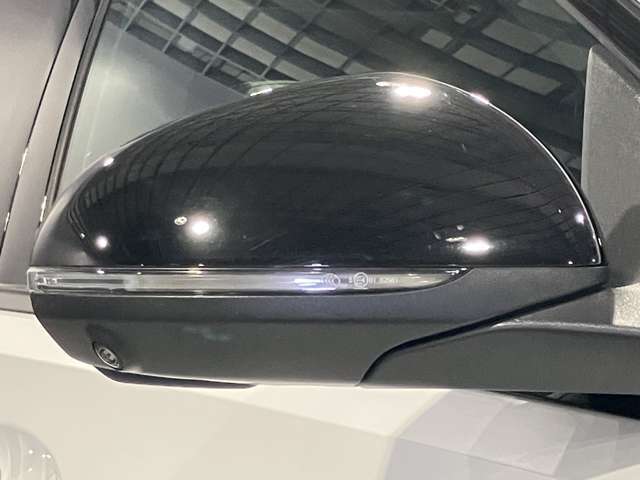 ウィンカー内蔵ドアミラーを開発したのは『メルセデス・ベンツ』です。他車からの視認性が高まり、事故の可能性を低減させています。更に、点灯部分はドライバーの視界に入らないように設計されています。