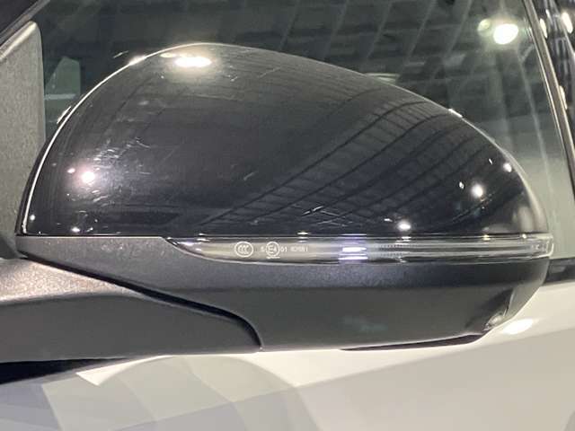 ウィンカー内蔵ドアミラーを開発したのは『メルセデス・ベンツ』です。他車からの視認性が高まり、事故の可能性を低減させています。更に、点灯部分はドライバーの視界に入らないように設計されています。