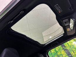 【ガラスルーフ】ガラスルーフ搭載で車内の解放感が一気にアップ！開放的なドライブをお楽しみいただけます。