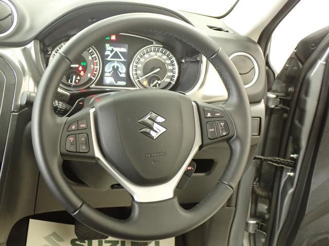本革巻きのステアリングホイールが　車内に高級感をプラスします。手になじみ、運転しやすいです。