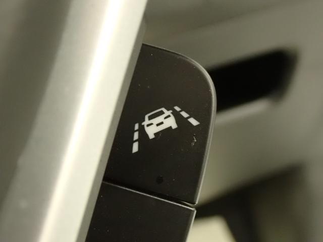 「車線逸脱抑制機能」を搭載しています。車線をはみ出しそうになると、ドライバーにステアリング操作を促し、車両を車線の内側に戻すよう支援します。