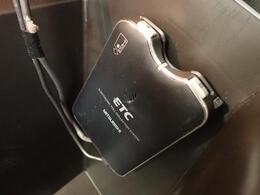 高速道路を利用した遠出も快適スムーズなETC車載器が装着されています！ETCカードをお持ちでない方は当店でもお作りすることができます。
