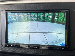 【バックカメラ】駐車時に後方がリアルタイム映像で確認できます。大型商業施設や立体駐車場での駐車時や、夜間のバック時に大活躍！運転スキルに関わらず、今や必須となった装備のひとつです！