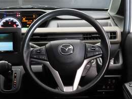 ☆ステアリングには各種スイッチを配置。左手側にはオーディオ操作やハンズフリー操作もできます☆