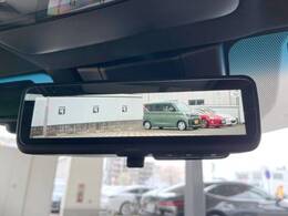 【デジタルインナーミラー】後席の大きな荷物や同乗者で後方が確認しづらい時でも安心！カメラが撮影した車両後方の映像をルームミラー内に表示。クリアな視界で状況の確認が可能です！
