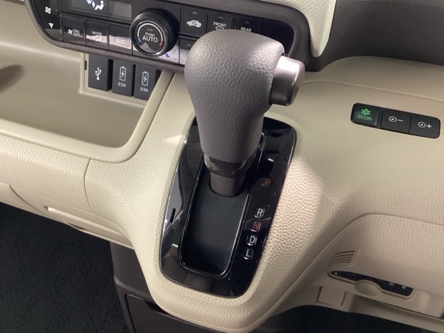 インパネシフトを採用しているので、前席の足元も広々としています。運転席と助手席の行き来もスムーズです！