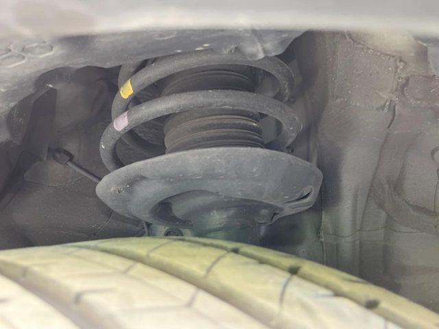 お車を安心してお乗りいただく為には、足回りの定期点検が欠かせません。サービスサポート（有償保証）では無料点検もご提供しており、安心のカーライフをお過ごしいただけるサポート体制が整っています。