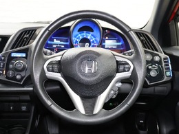 クルーズコントロールが装備されており、速度設定をするだけで一定の速度で自動走行が可能！！一定速度の走行なので燃費の向上やアクセルペダルを踏む必要が無いので長距離ドライブが快適になります！！