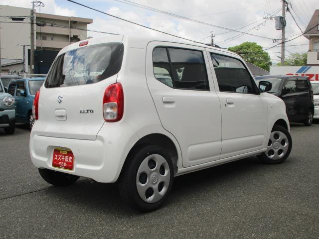 右斜め後ろからの特徴的なフォルム。狭い路地裏でも運転しやすそうな小回りが利くコンパクトボディ♪