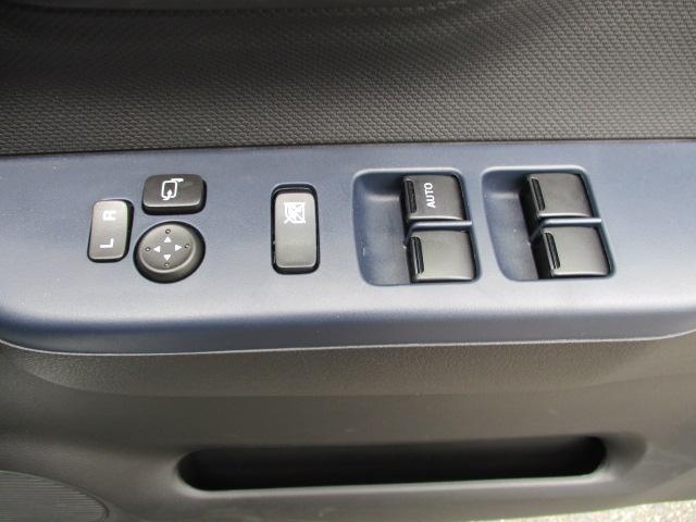 運転席アームレストに、【リモコンドアミラー】【パワーウィンドウ】スイッチあり。手元で操作ラクラク。