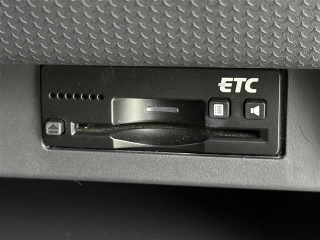 【ETC】有料道路を利用する際に料金所で停止することなく通過できる、ETC車載器（ノンストップ自動料金収受システム機器）が装備されています。セットアップを行うことで利用可能になります。