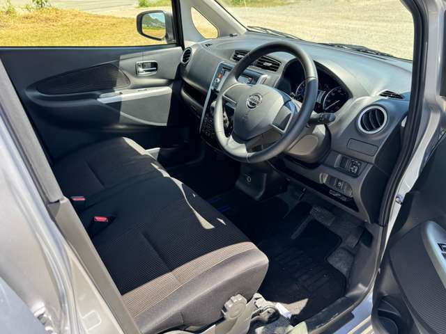 恐らくオーナーさんが1番長く滞在する場所はココ運転席でしょう！この車を運転してどこへ行こう？何をしよう？とイメージしてみてください★考えただけで楽しくなりますね♪