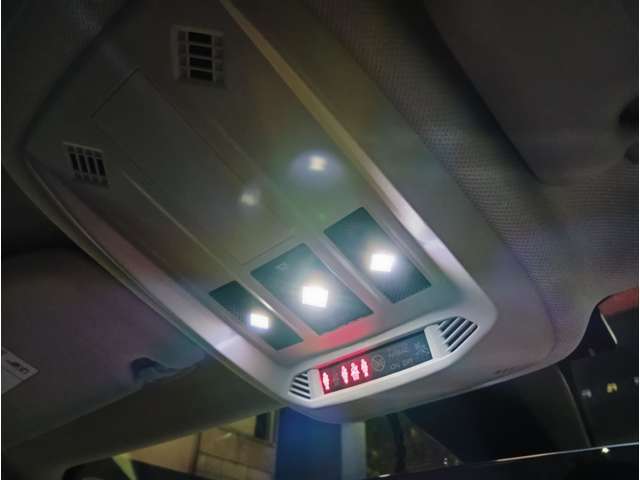 ・ルームランプ：タッチで反応する感応式のルームランプを搭載。シートベルトの着用状況を確認できる表示も付属。