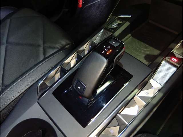 ・シフトレバー：高級腕時計にも使う高度な技法「クル・ド・パリ」が彫られた芸術的なデザインのシフトレバーとスイッチ。※本車両は弊社納車整備センターにて展示中、ご覧の際は事前に当店までご連絡ください