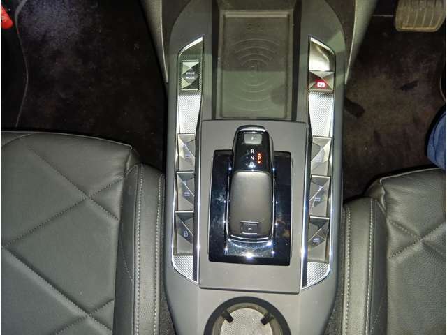 ・シフトレバー：シフトレバーやパワーウィンドウの開閉ボタンには、クル・ド・パリの彫り模様が施されており、DSの細かなデザイン性を表しています。