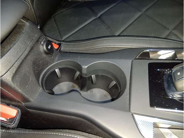 ・ドリンクホルダー：縦に並んだドリンクホルダー。滑り止めがそれぞれ4方向についており、底のラバー部分は外してお手入れして頂くことが可能です。