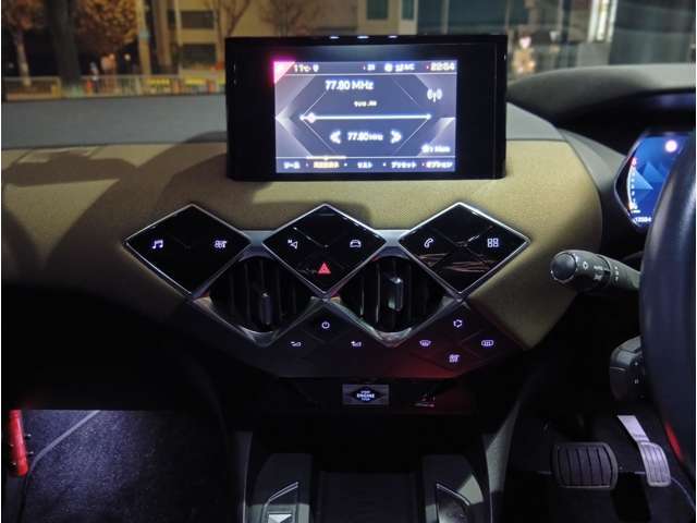 ・内装：センターコンソールは、タッチ式のボタンにダイヤ状のデザインを意識した吹き出し口などがあしらわれています。